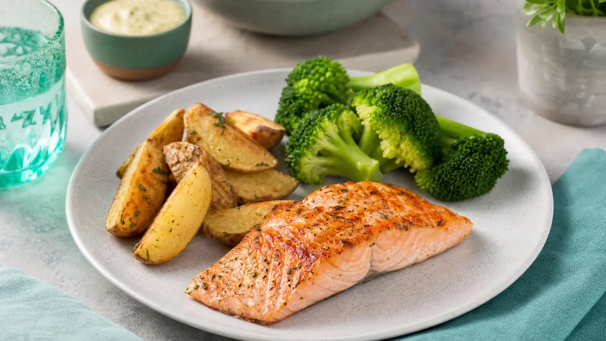 Plato equilibrado post-entreno con proteína, carbohidrato y verdura