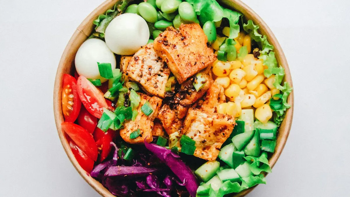 Plato equilibrado con verduras, proteína y grasas saludables para la menopausia