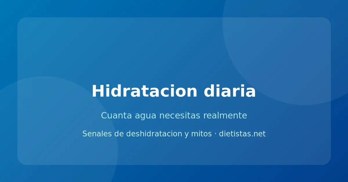 Vaso de agua con hielo sobre mesa junto a frutas con alto contenido de agua
